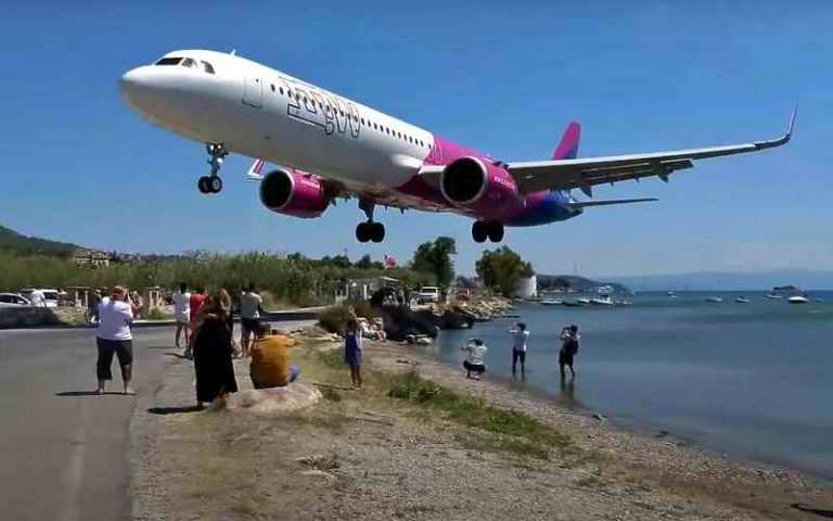 OVO NIJE FOTO MONTAŽA NEGO SLIJETANJE AVIONA PRED PUBLIKOM