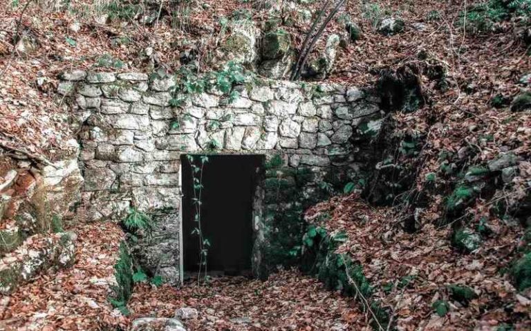 Zakopani dvori pohlepnih divova