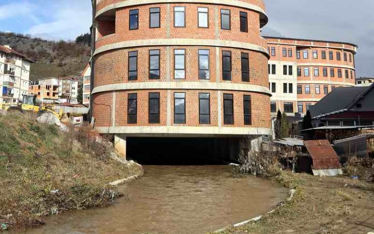 Neobična zgrada sagrađena nad rijekom