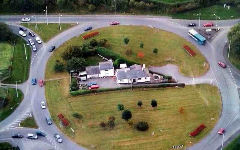 Porodica godinama živi usred kružnog toka