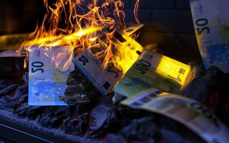 Supruga upalila kamin a nije znala da muž u njemu krije 20000 evra