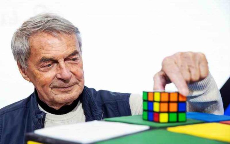 Tvorac čuvene Rubikove kocke otkrio koliko mu vremena treba da je sklopi