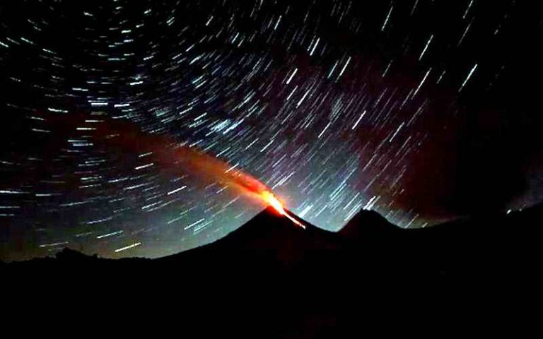 Erupcija ovog vulkana, oslikala nebo poput najboljeg umetnika