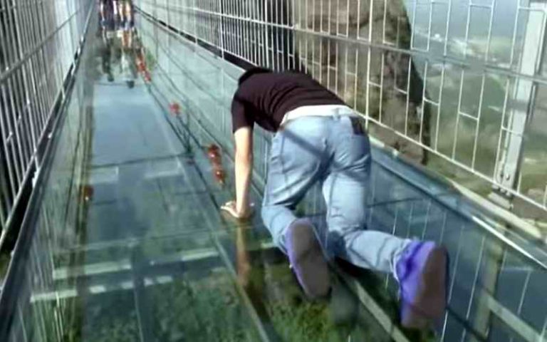 Momenat užasa kad se stakleni most lomi pod nogama na 1000 metara visine