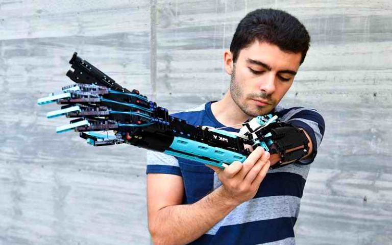 Napravio sebi protetičku ruku od lego kocki