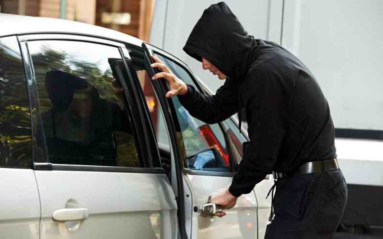 Pušten iz ćelije pa odmah obio automobile na parkingu zatvora