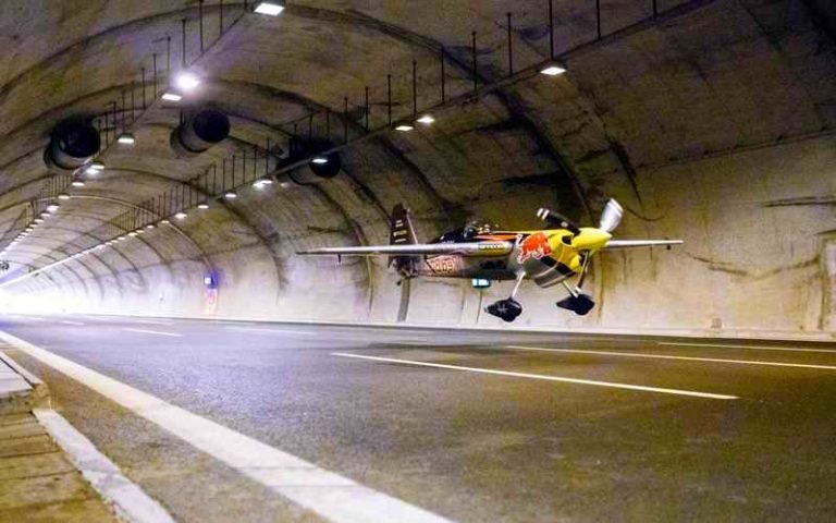 Proleteo avionom kroz dva tunela